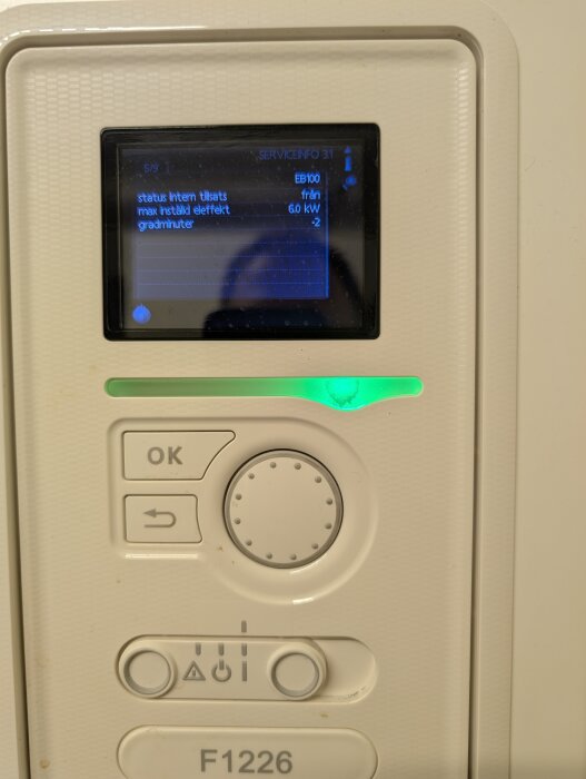 En värmepumpdisplay med text om intern tillsats, 6 kW effekt och -2 gradminuter, samt knappar och reglage för inställningar.