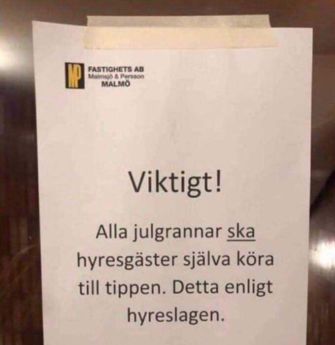 Skylt från fastighetsbolag med uppmaning om att hyresgäster själva ska köra julgranar till tippen enligt hyreslagen.