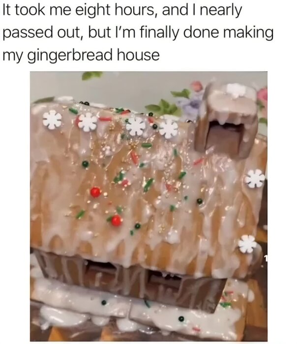 Pepparkakshus dekorerat med glasyr, strössel och snöflingor, färdigt efter åtta timmars arbete.