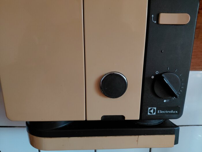 Electrolux köksmaskin från 80-talet med ratt och logotyp.