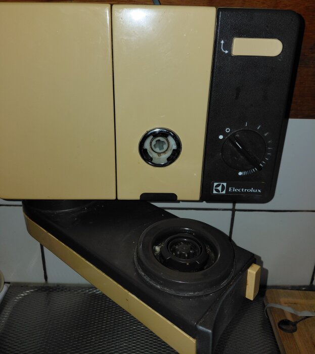 Vägghängd Electrolux köksmaskin nr 15, behov av plastvinge, synlig front med reglage och använd spån.