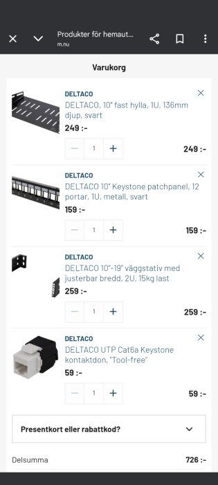 Varukorg med DELTACO-produkter som hylla, patchpanel, väggstativ och kontakt. Totalpris 726 kr.