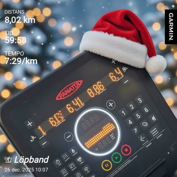 Löpbandspanel med jultomtemössa, visar distans 8,02 km, tid 59:58, tempo 7:29/km. Julbelysning i bakgrunden. Temperaturen 26 dec, 2025 kl 10:07.