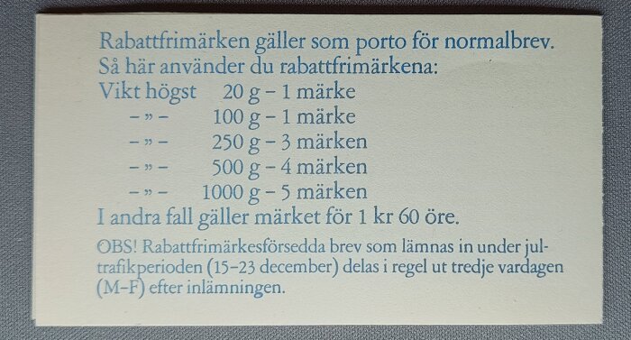 Kort med instruktioner för användning av rabattfrimärken för normalbrev med olika viktklasser och antal märken som behövs.