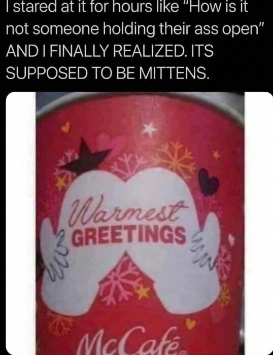Röd McCafé-kopp med texten "Warmest Greetings" och illustration av vantar som många misstar för något annat.
