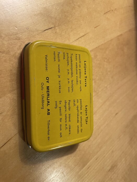 Gul plåtburk med text om pastiller, populär bland rökare, sångare och talare. Burken hittades på second hand. Text: "Leijona Terva", OY Merijal AB.