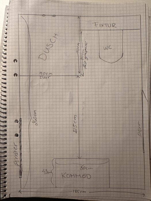 Ritning av badrum med dusch, WC och kommod. Måttangivelser för dörrar, väggar och avstånd mellan inredning. Handritad på rutat papper.
