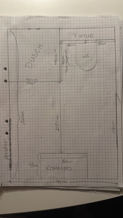 Ritning av ett badrum med mått utsatta för dusch (90 cm), WC, fixturer, och kommod (80 cm) i ett rum som är totalt 185 cm brett.