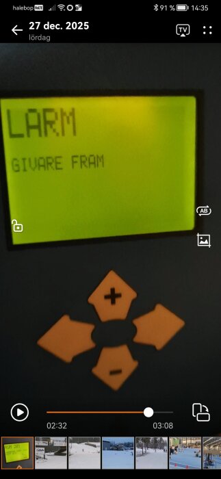 Närbild av en display med texten "LARM GIVARE FRAM" på en värmepump, följt av orangea navigeringsknappar.