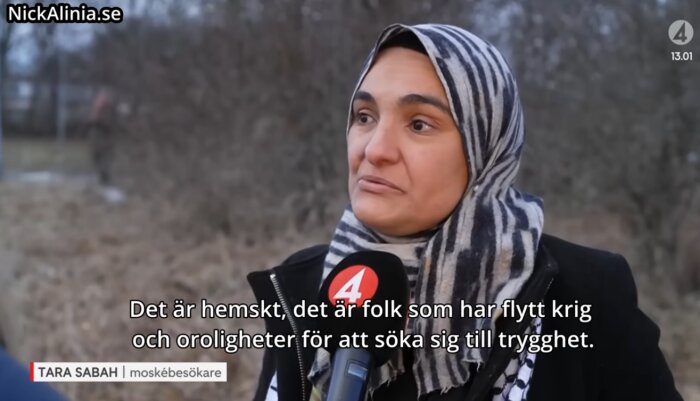Kvinna i sjal intervjuas av nyhetskanal utomhus, text om flykt från krig.
