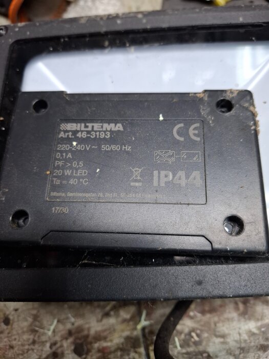 Närbild av en Biltemaamatur, modell 46-3193, med specifikationer som 220-240V, 20W LED och IP44 på en svart bakgrund.