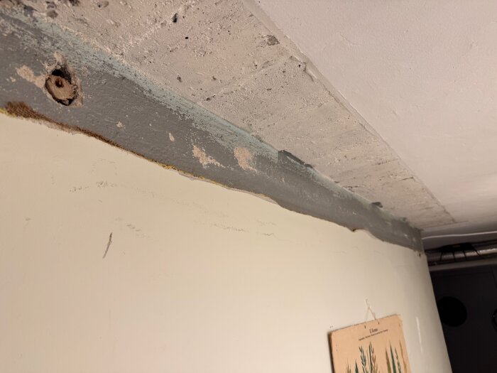 Vägg i källare med avlägsnad rörkanal, synliga nät och puts; fråga om återfyllning och materialval som Husfix eller billigare alternativ.