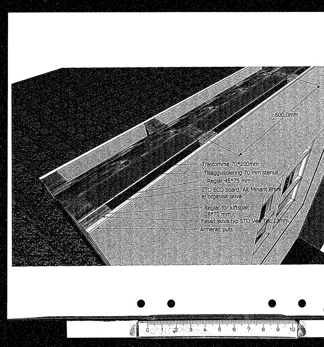 Byggnadssnitt med träram, isolering, reglar och fasadmaterial, längdmått och komponentbeskrivningar. Inkluderar skala i centimeter.