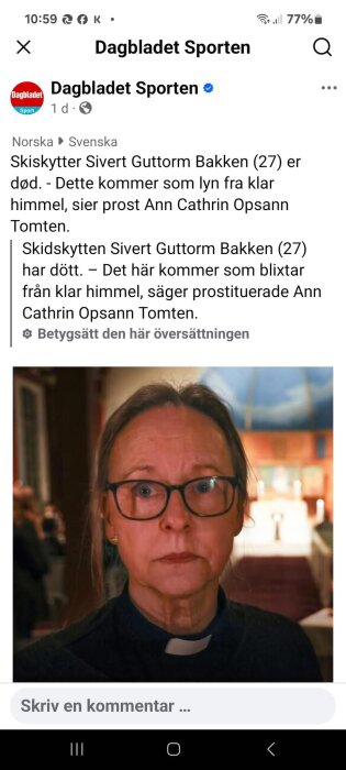 En kvinna med glasögon och prästkläder står i en kyrka. Bakgrunden visar en altartavla under ett blått valv med ljusinsläpp.