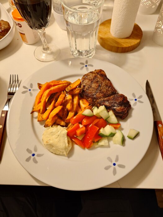 Tallrik med rostbiff, sötpotatis pommes, bea-sås, paprika och gurka.
