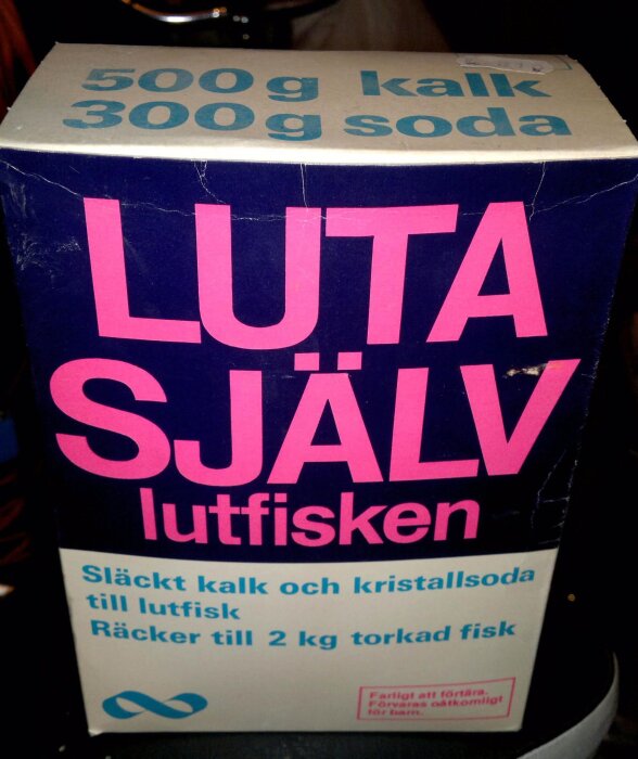 Förpackning med texten "Luta Själv lutfisken", innehållande kalk och soda för beredning av lutfisk.