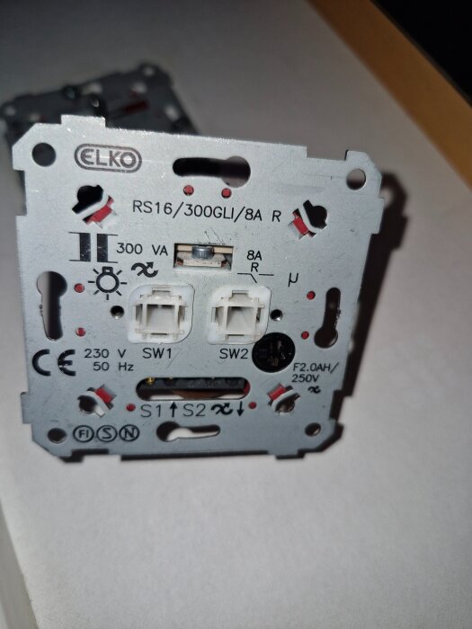 Elko-dimmer med två brytare, märkt RS16/300GLI/8A R, med synliga anslutningar för SW1 och SW2 och märkningar för 230V, 50Hz, 300VA, 8A.