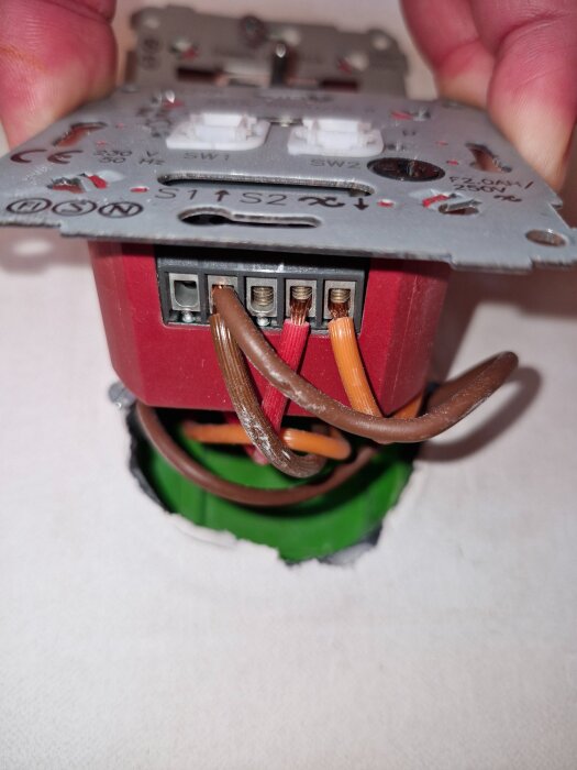Inkopplad dimmer med två knappar, visar kablar och anslutningar med en trasig knapp.