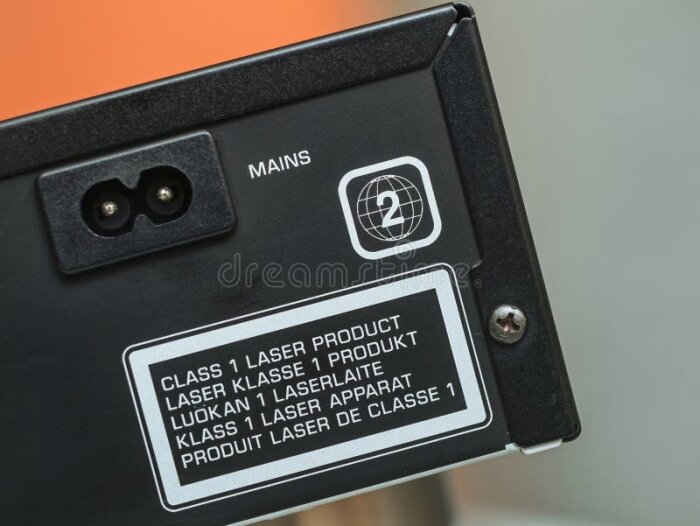 En svart panel med etikett "Class 1 Laser Product" och en strömanslutning märkt "Mains".