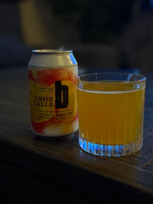 Burk och glas med gyllengul dryck, märkt "Lusse Lelle"; i diskussion om syrad saffranssmak som passar till jul.