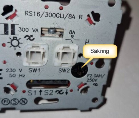 Eluttag med märkning RS16/300GLI, 8A r, och en markerad säkring, F2.0AH, 250V. Texten "Säkring" pekar på en specifik komponent.