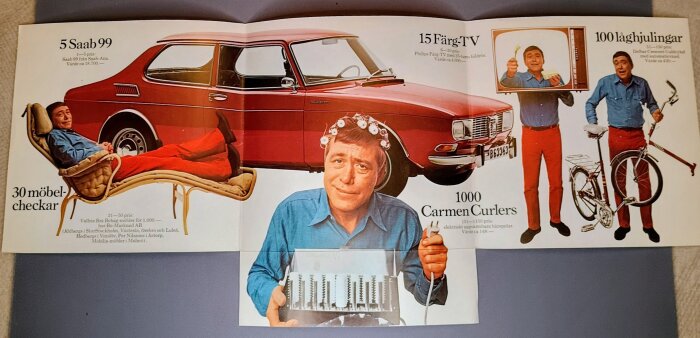 Reklamaffisch med man i röd bil, på TV, med locktång och cykel, visar priser: Saab 99, TV, möbelcheckar, Carmen Curlers och cyklar.