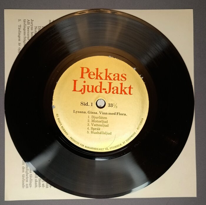Skiva med texten "Pekkas Ljud-Jakt" för en tävling anordnad av Flora, featuring ljud att gissa, som djurläten, motorljud och hushållsljud.