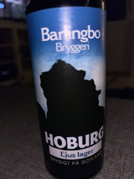 Flaska med Hoburg ljus lager från Barlingsbo Bryggeri, Gotland, mot en suddig bakgrund.