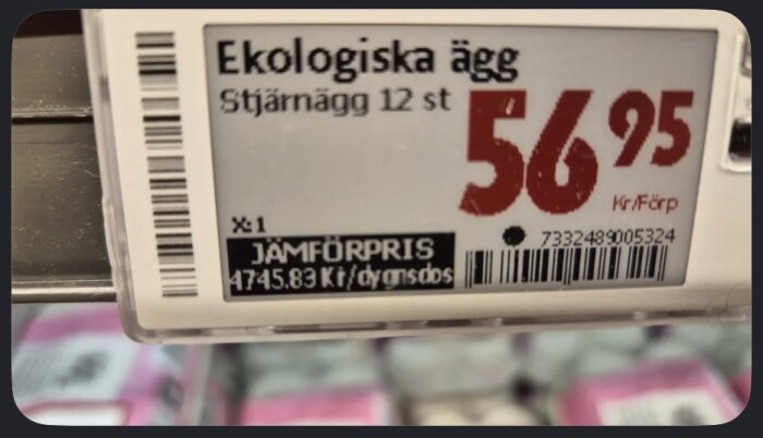 Prisskylt för ekologiska ägg, stjärnklassade, 12 st, kostar 56,95 kr per förpackning. Jämförelsepris 4745,83 kr per dygnsdos.