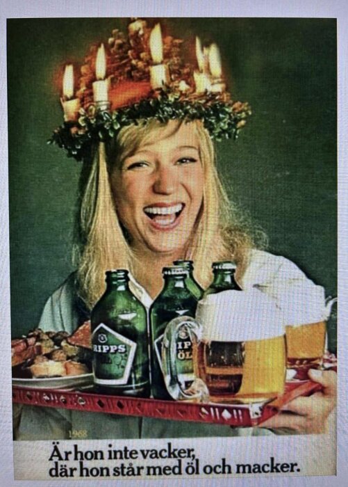Kvinna med luciakrona håller en bricka med öl och smörgåsar, leende. Under texten: "Är hon inte vacker, där hon står med öl och mackor.