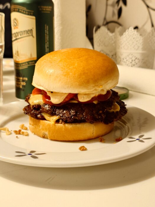 Hamburgare med dubbel smash, chili, jalapeno, picklad och rostad lök, senap, ketchup och saltgurka på en tallrik.