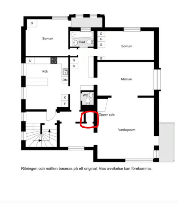 Planritning för de två våningsplanen med markerad öppning nära vardagsrum och öppen spis.