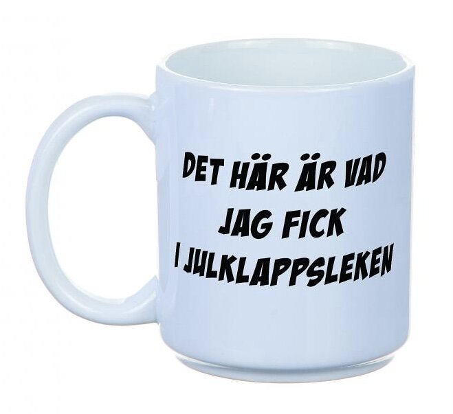 Vit mugg med texten "DET HÄR ÄR VAD JAG FICK I JULKLAPPSLEKEN" i svarta versaler.
