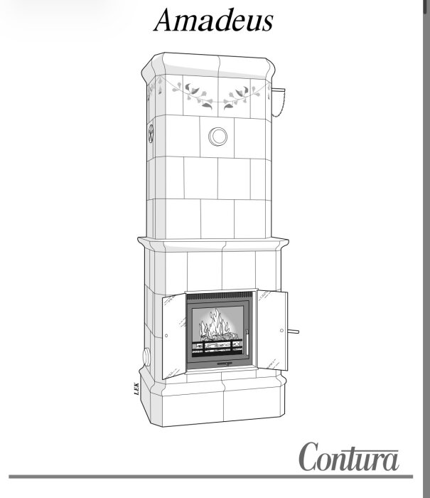 Illustration av en Contura Amadeus kamin i täljsten med brinnande eld, liknar en kakelugn. Design med dekorativt mönster på övre delen.