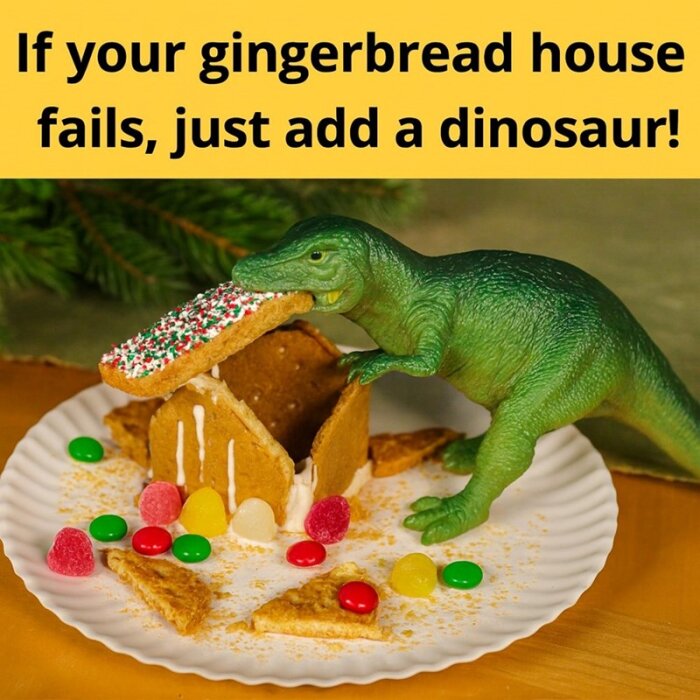 Din leksaksdinosaurie på en misslyckad pepparkakshus med godisbitar runt på en tallrik. Text ovan: "If your gingerbread house fails, just add a dinosaur!