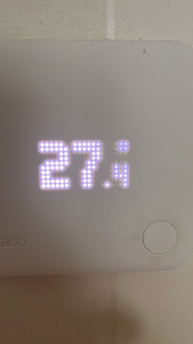 Digital termostat som visar temperaturen 27,4 grader.
