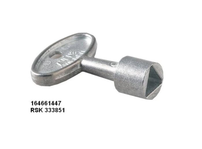 Metallisk trekantig nyckel med hål i handtaget, numren 164661447 och RSK 333851 syns bredvid.