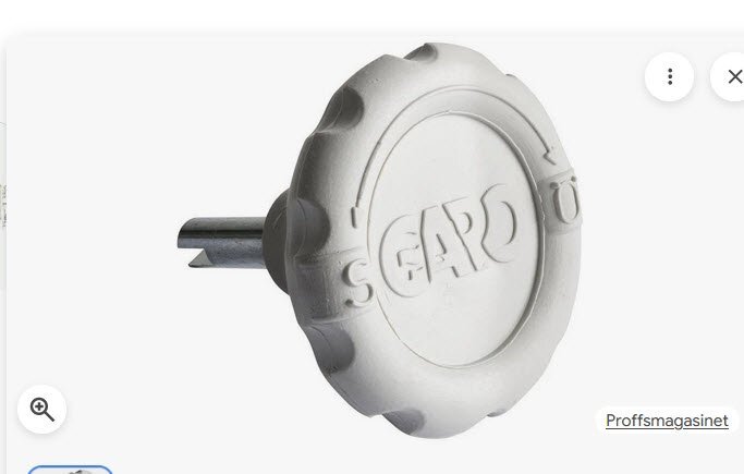 Grått plastnyckelhandtag med texten "SCARÖ," använt för byggprojekt och renovering, sett från sidan mot vit bakgrund.