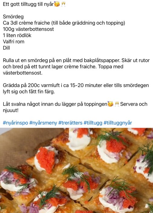 Smördegsnittar med västerbottenost, crème fraîche, rödlök, rom och dill på en bakplåt, perfekt för nyårstilltugg.