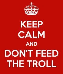 Röd affisch med texten "Keep Calm and Don't Feed the Troll" och en krona ovanför texten.