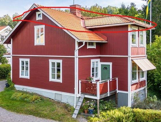 Rött sekelskifteshus med tegeltak. Vinden markerad i röd linje. Möjliga fuktskador och isoleringsfrågor diskuterade i inlägget.