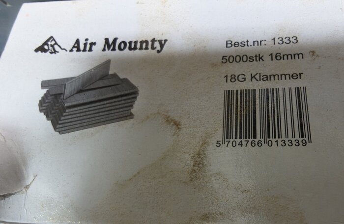 Förpackning av Air Mounty-klammer, 18G, 16mm, innehållande 5000 st, produktnummer 1333, med en streckkod och illustration av klamrar.