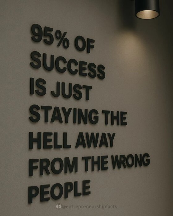 Text på en vägg: "95% of success is just staying the hell away from the wrong people.