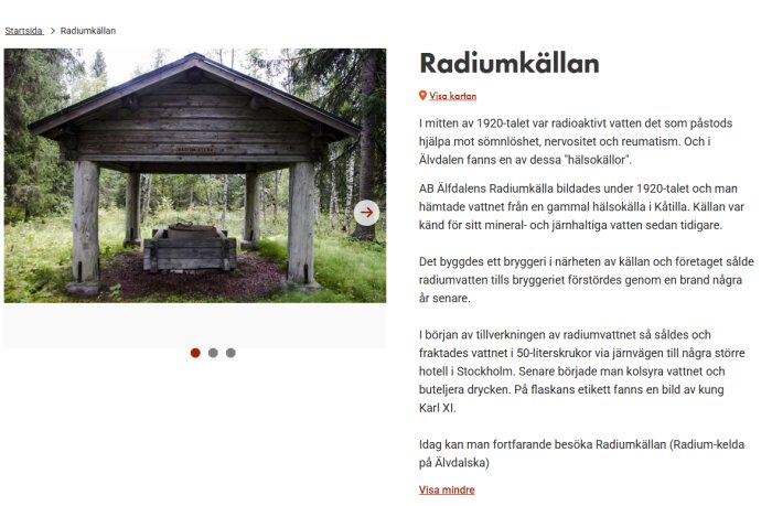 Radiumkällan i Älvdalen, ett timrat takskydd över en traditionell träbrunn, omgivet av skogslandskap.