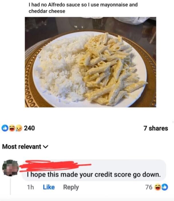 Tallrik med ris och pasta i majonnäs- och cheddarostsås, text om Alfredo-sås och kommentar om kreditvärdighet.