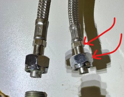 Två 10mm klämringskopplingar från Vatette med röda pilar som visar var man ska greppa med skiftnycklar för att lossa muttern.