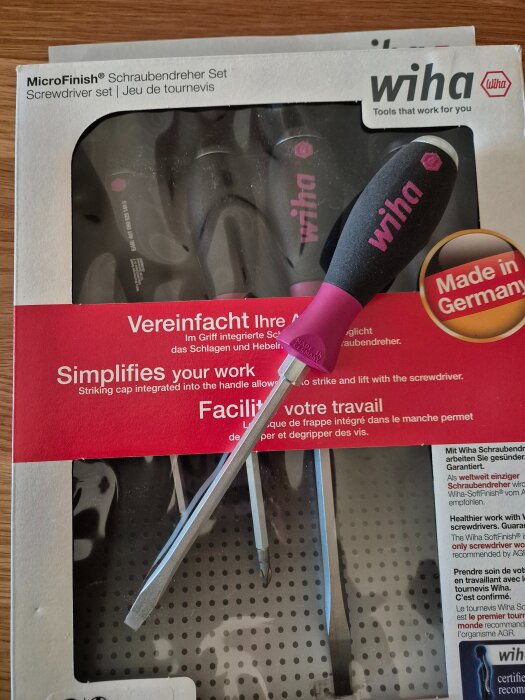 Set med Wiha-skruvmejslar med genomgående klinga och slagkappa, förpackade i låda med texten "Made in Germany".