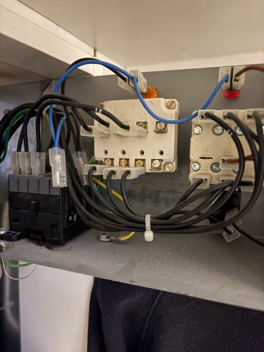 Kontaktor med inkopplade kablar och flatstiftskontakter i elpanna efter bypassoperation, del av felsökning.