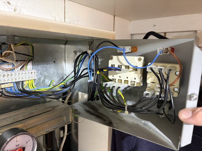 Elpanna med öppen panel och synlig tråddragning. Flatstiftskontakter bytta efter att kontaktorn bränt fast. Arbetet utfört för att återställa värmen.