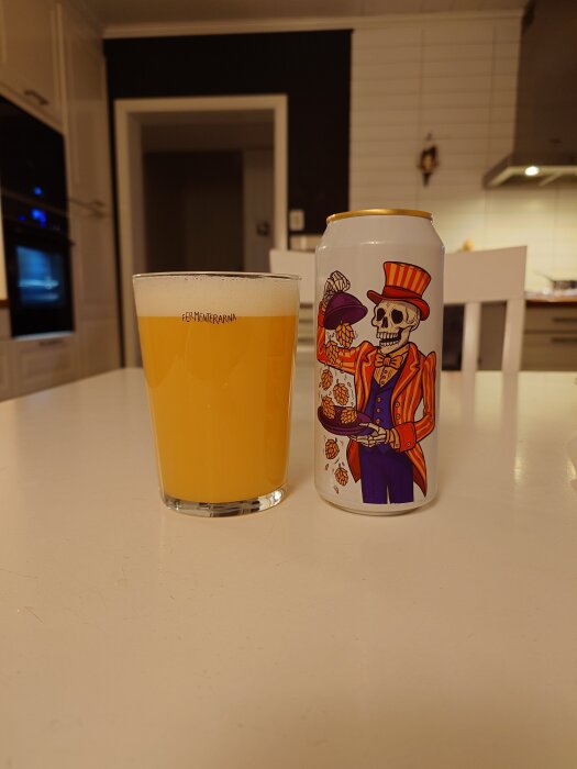 Ett glas öl från Fermenterarna och en burk med färgglad illustration av en skelettfigur i höghatt.